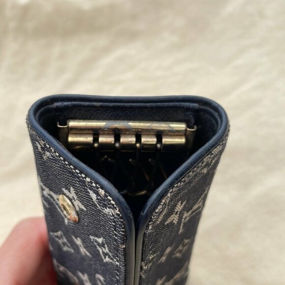 Louis Vuitton Mini Lin Multicle 4-Key Holder - Picture 10 of 13